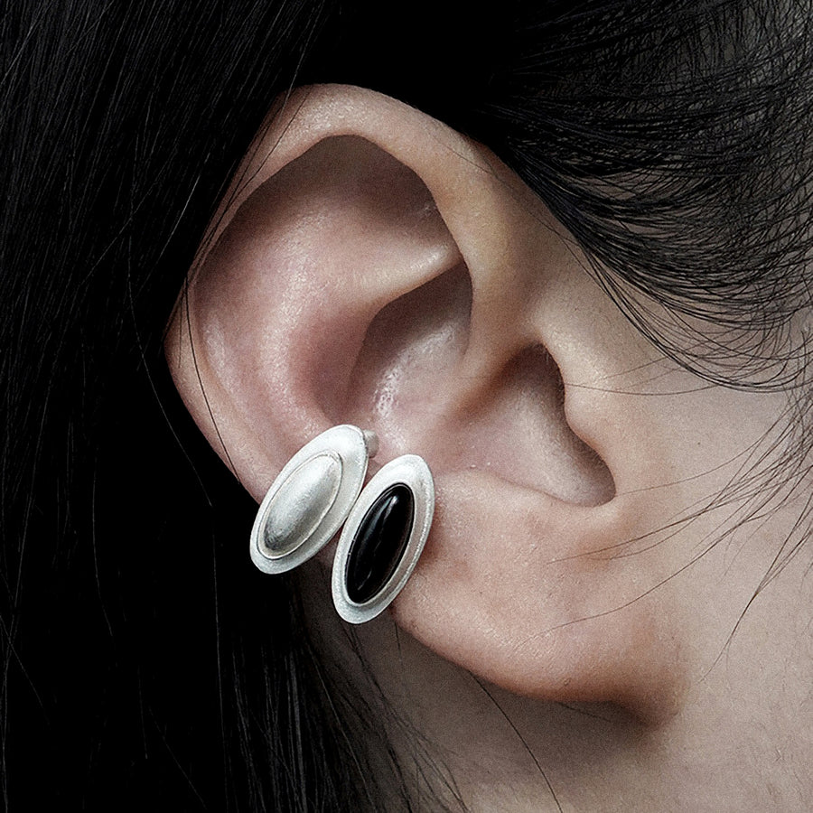 PROJEKT #27 / Oval Earcuff-Ohrklemme, schwarzer Achat