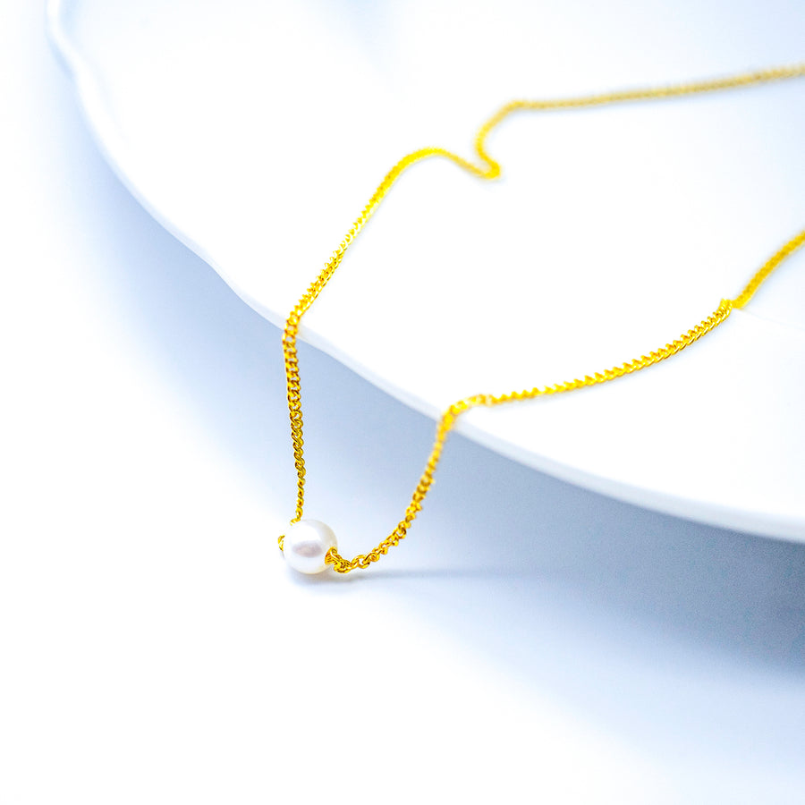 'Jolin' gold curb chain with pearl pendant made of 925 sterling silver