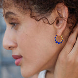 Boucles d'oreilles créoles JESS dorées à pois lapis-lazuli