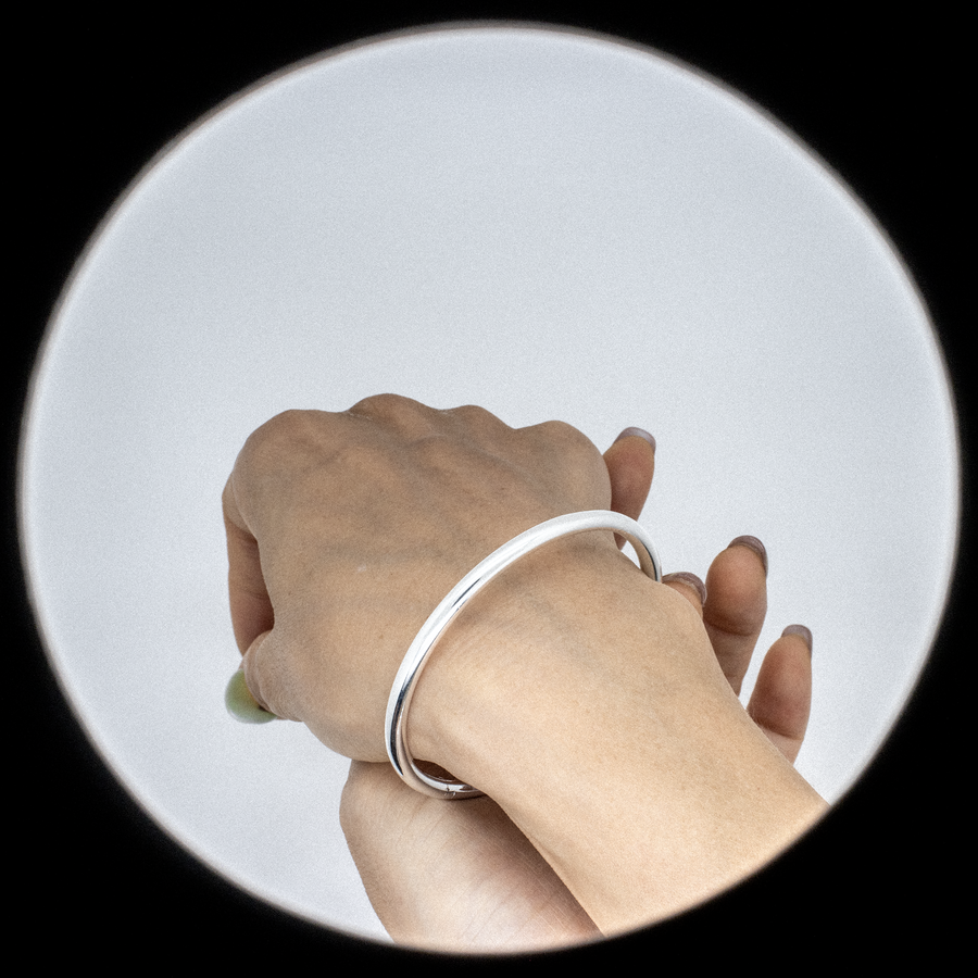 'Neptunus' silver bangle with joint and clasp made from 925 sterling silver