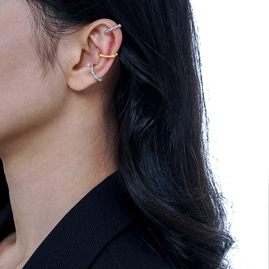 LAURETTA Feine Ohrklemme/Earcuff in Gold, Gedreht