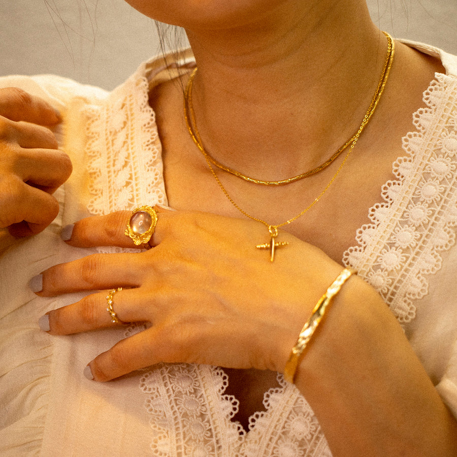 NIOKI Stylisher Goldring mit kugelförmigem Kristall, Naturalistisch