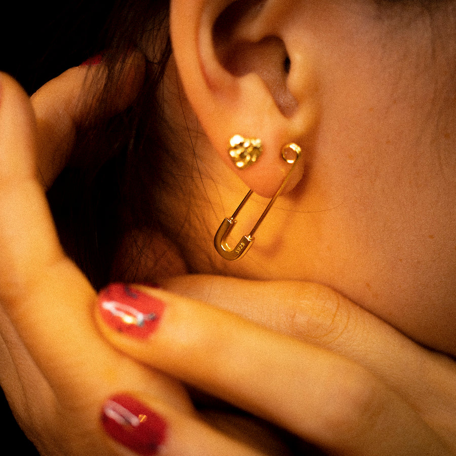 'Adrienne' gold safety pin hoop earrings made of 925 sterling silver