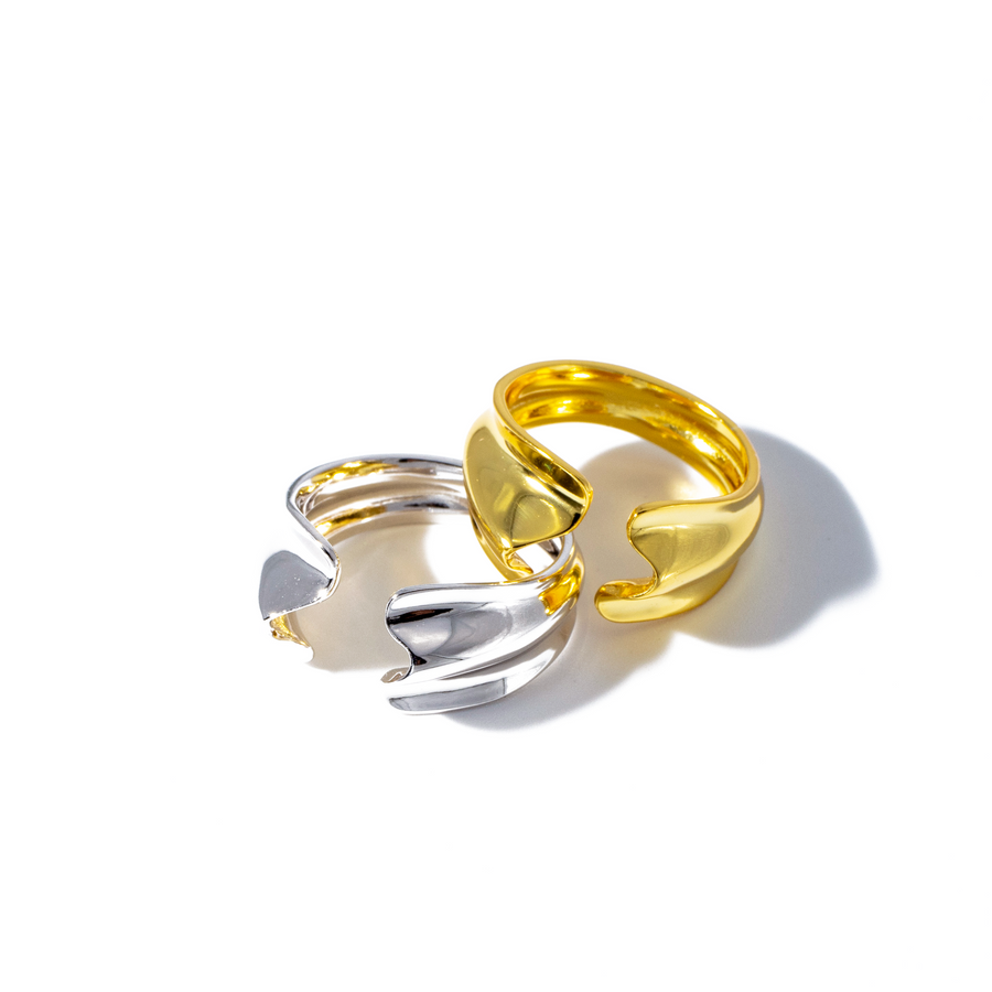 YVETTE Gold gläzender Ring mit dynamischer Ringstruktur aus 925er Sterlingsilber