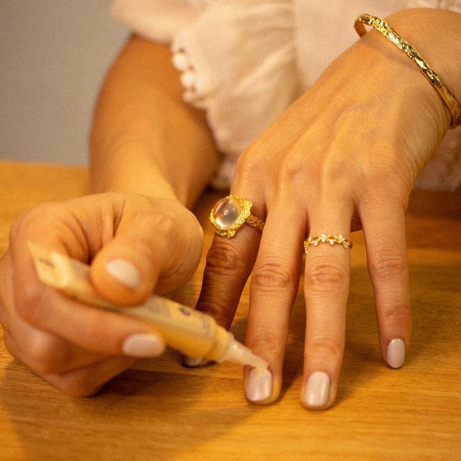 NIOKI Stylisher Goldring mit kugelförmigem Kristall, Naturalistisch