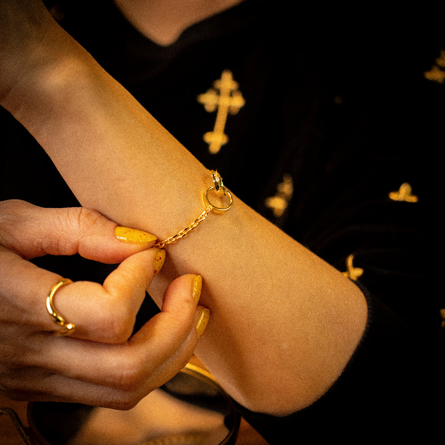 ALIVIA Stylishe Armkette mit zwei verschlungenen Ringen in Gold