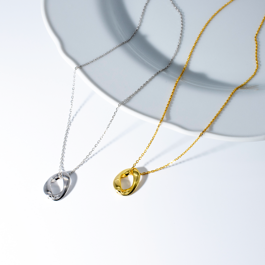 'Rosemary' gold necklace with twisted O-shape pendant made of 925 sterling silver