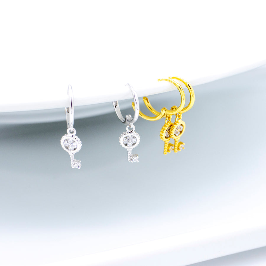 'Bonny' silver hoop earrings with key pendant made of 925 sterling silver