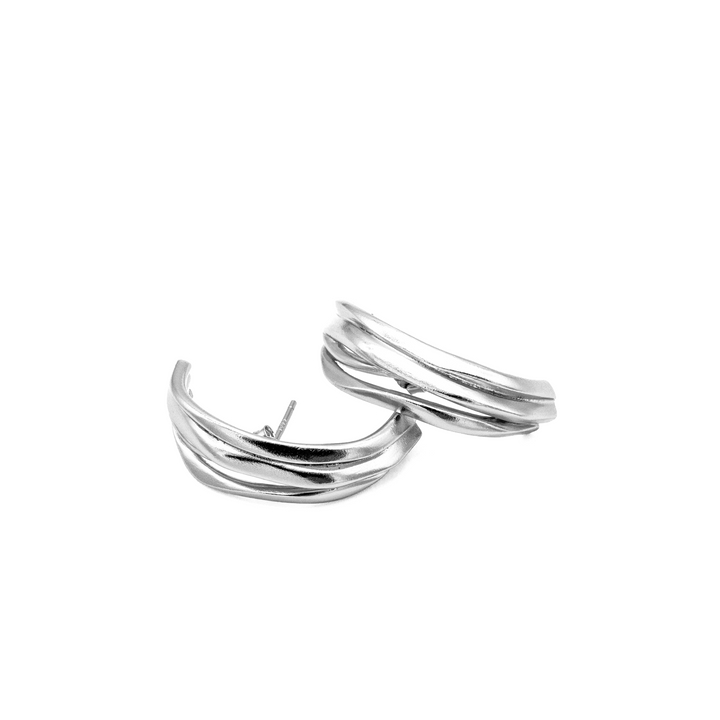 'Sabotan' silver stud earrings with a scalloped structure in sterling silver