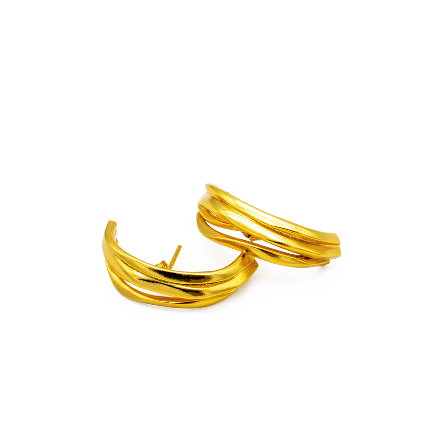 'Sabotan' gold stud earrings with a scalloped structure in sterling silver